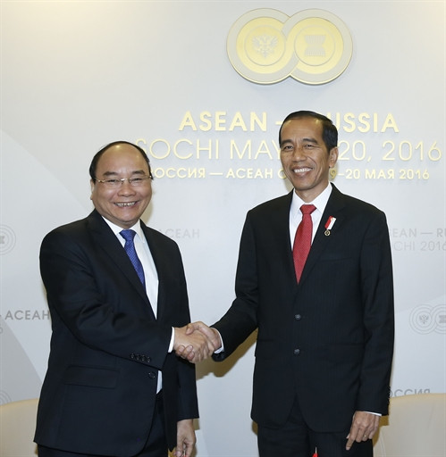Trước thềm Hội nghị Cấp cao kỷ niệm 20 năm Quan hệ đối thoại ASEAN-Nga, chiều 19/5/2016, tại thành phố Sochi, Liên bang Nga, Thủ tướng Nguyễn Xuân Phúc gặp Tổng thống Indonesia Joko Widodo. Ảnh: Thống Nhất-TTXVN