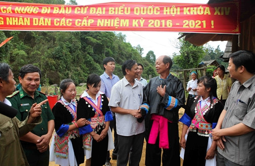 Không khí náo nức tại điểm bỏ phiếu sớm số 1, bnr Huổi Mới, xã biên giới Tri Lễ, huyện Quế Phong. Ảnh: Thanh Tùng- TTXVN