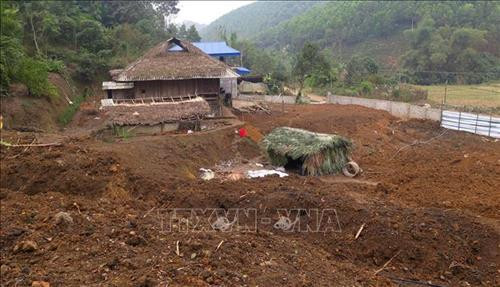 Cả khu đồi được đào bới tan hoang để khai thác khoáng sản trái phép tại thôn Tân Tiến, xã Lương Thiện (Tuyên Quang). Ảnh: Văn Tý-TTXVN Cả khu đồi được đào bới tan hoang để khai thác khoáng sản trái phép tại thôn Tân Tiến, xã Lương Thiện (Tuyên Quang). Ảnh: Văn Tý-TTXVN