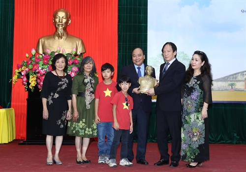 Thủ tướng Nguyễn Xuân Phúc với gia đình Đại tướng Võ Nguyên Giáp tại buổi lễ. Ảnh: Thống Nhất-TTXVN Thủ tướng Nguyễn Xuân Phúc với gia đình Đại tướng Võ Nguyên Giáp tại buổi lễ. Ảnh: Thống Nhất-TTXVN