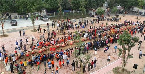 Cuộn dây kéo được các đội trưởng nâng lên 3 lần khi hành lễ. Ảnh: Thanh Tùng-TTXVN Cuộn dây kéo được các đội trưởng nâng lên 3 lần khi hành lễ. Ảnh: Thanh Tùng-TTXVN Dây kéo co có chiều dài hàng chục mét. Ảnh: Thanh Tùng-TTXVN Các đội tham gia kéo co hành lễ trong đền. Ảnh: Thanh Tùng-TTXVN Mỗi hiệp đấu kết thúc, phần thắng thuộc về bên nào không quan trọng, quan trọng là chúng ta đã góp phần bảo tồn và phát huy một di sản văn hóa phi vật thể đại diện nhân loại. Ảnh: Thanh Tùng-TTXVN Sự cố gắng, quyết liệt mỗi hiệp kéo biểu cảm rõ nét trên từng người tham gia kéo. Ảnh: Thanh Tùng-TTXVN Khi có hiệu lệnh “bắt đầu” các trai kéo dồn hết sức lực để kéo. Ảnh: Thanh Tùng-TTXVN Một “trai kéo” tới từ Hàn Quốc (người đeo kính) cùng tham gia kéo. Ảnh: Thanh Tùng-TTXVN Sự cố gắng, quyết liệt mỗi hiệp kéo biểu cảm rõ nét trên từng người tham gia kéo. Ảnh: Thanh Tùng-TTXVN Thanh gỗ nhỏ được trọng tài dùng để chêm vào lỗ giúp cho dây kéo ko xê dịch trước khi phát lệnh kéo. Ảnh: Thanh Tùng-TTXVN Dây kéo được luồn qua một cột gỗ chôn chặt dưới đất. Ảnh: Thanh Tùng-TTXVN Cuộn dây kéo được các đội trưởng nâng lên 3 lần khi hành lễ. Ảnh: Thanh Tùng-TTXVN Cuộn dây kéo được các đội trưởng nâng lên 3 lần khi hành lễ. Ảnh: Thanh Tùng-TTXVN Dây kéo co có chiều dài hàng chục mét. Ảnh: Thanh Tùng-TTXVN Các đội tham gia kéo co hành lễ trong đền. Ảnh: Thanh Tùng-TTXVN Mỗi hiệp đấu kết thúc, phần thắng thuộc về bên nào không quan trọng, quan trọng là chúng ta đã góp phần bảo tồn và phát huy một di sản văn hóa phi vật thể đại diện nhân loại. Ảnh: Thanh Tùng-TTXVN Sự cố gắng, quyết liệt mỗi hiệp kéo biểu cảm rõ nét trên từng người tham gia kéo. Ảnh: Thanh Tùng-TTXVN Khi có hiệu lệnh “bắt đầu” các trai kéo dồn hết sức lực để kéo. Ảnh: Thanh Tùng-TTXVN Một “trai kéo” tới từ Hàn Quốc (người đeo kính) cùng tham gia kéo. Ảnh: Thanh Tùng-TTXVN Sự cố gắng, quyết liệt mỗi hiệp kéo biểu cảm rõ nét trên từng người tham gia kéo. Ảnh: Thanh Tùng-TTXVN Thanh gỗ nhỏ được trọng tài dùng để chêm vào lỗ giúp cho dây kéo ko xê dịch trước khi phát lệnh kéo. Ảnh: Thanh Tùng-TTXVN Dây kéo được luồn qua một cột gỗ chôn chặt dưới đất. Ảnh: Thanh Tùng-TTXVN