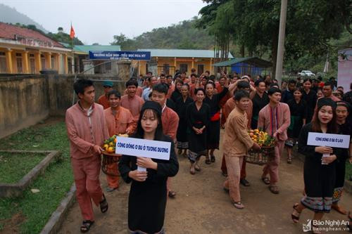 Cũng giống như nữ giới, nam giới đồng bào dân tộc này cũng có bộ trang phục riêng và không kém phầm độc đáo. Với bộ trang phục người phụ nữ màu chủ đạo là màu đen, thì nam phục người Ơ Đu là màu đỏ nhạt, màu chàm. Ảnh: Đình Tuân Bộ nam phục Ơ Đu được làm từ sợi tơ tằm gồm có quần và áo. Trong khi áo thường được may thêm 2 cái túi ở phía dưới thân áo. Còn quần không có khuy, cúc và dây chun mà dùng bằng sợi dây để cố định lại khi mặc. Ảnh Đình Tuân Trước kia do chưa có cúc nên 2 thân áo được may những sợi dây để buộc lại với nhau. Ảnh: Đình Tuân Cổ áo thường là cổ tròng. Ảnh: Đình Tuân Hiện nay, trang phục truyền thống ít được sử dụng rộng rãi trong cuộc sống thường ngày. Thế nhưng trong sự phát triển của thời trang hiện đại, không chỉ có trang phục mà nhiều nét văn hóa độc đáo của người dân tộc Ơ Đu cũng đã mai một khá nhiều. Ảnh: Đình Tuân Là 1 trong 5 dân tộc ít người nhất và cũng là dân tộc duy nhất có ở Tương Dương (Nghệ An), nên trong thời gian qua nhận được nhiều sự quan tâm đầu tư phục dựng kinh phí để bảo tồn, gìn giữ lại những nét văn hóa độc đáo của dân tộc Ơ Đu. Hy vọng với sự vào cuộc của cả cộng đồng sẽ giúp bản sắc văn hóa dân tộc Ơ Đu luôn trường tồn và phát triển. Ảnh: Đình Tuân Cũng giống như nữ giới, nam giới đồng bào dân tộc này cũng có bộ trang phục riêng và không kém phầm độc đáo. Với bộ trang phục người phụ nữ màu chủ đạo là màu đen, thì nam phục người Ơ Đu là màu đỏ nhạt, màu chàm. Ảnh: Đình Tuân Bộ nam phục Ơ Đu được làm từ sợi tơ tằm gồm có quần và áo. Trong khi áo thường được may thêm 2 cái túi ở phía dưới thân áo. Còn quần không có khuy, cúc và dây chun mà dùng bằng sợi dây để cố định lại khi mặc. Ảnh Đình Tuân Trước kia do chưa có cúc nên 2 thân áo được may những sợi dây để buộc lại với nhau. Ảnh: Đình Tuân Cổ áo thường là cổ tròng. Ảnh: Đình Tuân Hiện nay, trang phục truyền thống ít được sử dụng rộng rãi trong cuộc sống thường ngày. Thế nhưng trong sự phát triển của thời trang hiện đại, không chỉ có trang phục mà nhiều nét văn hóa độc đáo của người dân tộc Ơ Đu cũng đã mai một khá nhiều. Ảnh: Đình Tuân Là 1 trong 5 dân tộc ít người nhất và cũng là dân tộc duy nhất có ở Tương Dương (Nghệ An), nên trong thời gian qua nhận được nhiều sự quan tâm đầu tư phục dựng kinh phí để bảo tồn, gìn giữ lại những nét văn hóa độc đáo của dân tộc Ơ Đu. Hy vọng với sự vào cuộc của cả cộng đồng sẽ giúp bản sắc văn hóa dân tộc Ơ Đu luôn trường tồn và phát triển. Ảnh: Đình Tuân