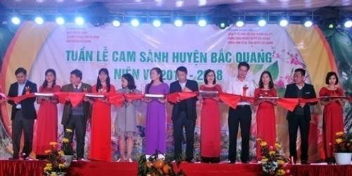Các đại biểu cắt băng khai mạc Tuần lễ cam sành huyện Bắc Quang niên vụ 2017 - 2018 gắn với Hội chợ Thương mại lần thứ nhất. Ảnh: Báo Hà Giang