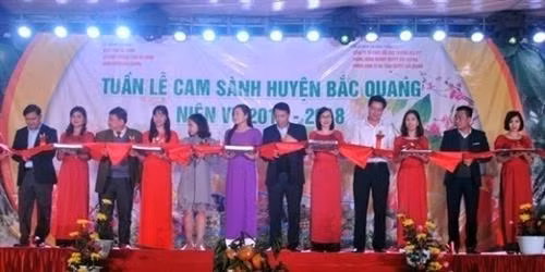Các đại biểu cắt băng khai mạc Tuần lễ cam sành huyện Bắc Quang niên vụ 2017 - 2018 gắn với Hội chợ Thương mại lần thứ nhất. Ảnh: Báo Hà Giang Các đại biểu cắt băng khai mạc Tuần lễ cam sành huyện Bắc Quang niên vụ 2017 - 2018 gắn với Hội chợ Thương mại lần thứ nhất. Ảnh: Báo Hà Giang
