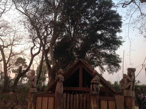 Nhà mồ và tượng mồ làng kép1 xã Ia Mnong chư păh