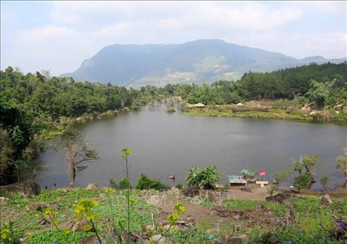 Là "hồ treo" tự nhiên ở độ cao 1.000m so với mặt nước biển nhưng quanh năm, mực nước trong hồ Noong U không bao giờ cạn. Ảnh: Xuân Tiến – TTXVN Là "hồ treo" tự nhiên ở độ cao 1.000m so với mặt nước biển nhưng quanh năm, mực nước trong hồ Noong U không bao giờ cạn. Ảnh: Xuân Tiến – TTXVN