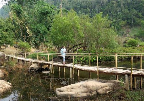 Nhiều cây cầu gỗ giúp du khách tham quan được đầy đủ các khu vưc xung quanh hồ Noong U. Ảnh: Xuân Tiến - TTXVN Nhiều cây cầu gỗ giúp du khách tham quan được đầy đủ các khu vưc xung quanh hồ Noong U. Ảnh: Xuân Tiến - TTXVN