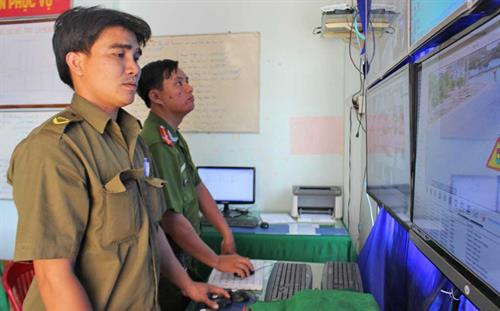Công an xã Mỹ Lộc xem lại hình ảnh dữ liệu từ camera. Nguồn: Báo Long An online Công an xã Mỹ Lộc xem lại hình ảnh dữ liệu từ camera. Nguồn: Báo Long An online