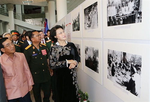 Chủ tịch Quốc hội Nguyễn Thị Kim Ngân và Phó Chủ tịch nước Lào Phankham Viphavan xem triển lãm ảnh “Đường Hồ Chí Minh huyền thoại trên đất Lào thời kỳ 1961-1975” Ảnh: Trọng Đức - TTXVN
