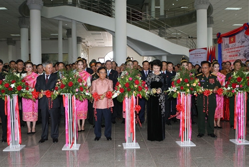 Chủ tịch Quốc hội Nguyễn Thị Kim Ngân và Phó Chủ tịch nước Lào Phankham Viphavan cùng các đại biểu cắt băng khai mạc Triển lãm ảnh kỷ niệm 55 năm mở đường Tây Trường Sơn (1961 - 2016). Ảnh: Trọng Đức - TTXVN