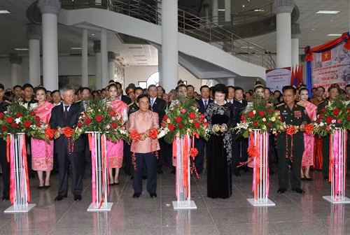 Chủ tịch Quốc hội Nguyễn Thị Kim Ngân và Phó Chủ tịch nước Lào Phankham Viphavan cùng các đại biểu cắt băng khai mạc Triển lãm ảnh kỷ niệm 55 năm mở đường Tây Trường Sơn (1961 - 2016). Ảnh: Trọng Đức - TTXVN