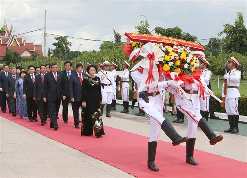 Nhân chuyến thăm hữu nghị chính thức nước Cộng hòa Dân chủ nhân dân Lào, chiều 26/9/2016, Chủ tịch Quốc hội Nguyễn Thị Kim Ngân đến đặt vòng hoa viếng tại Đài tưởng niệm các Anh hùng liệt sĩ Lào. Ảnh: Trọng Đức – TTXVN