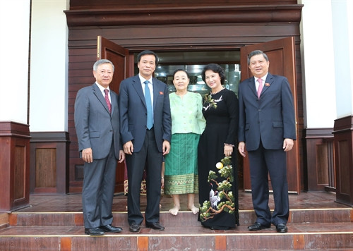 Nhân chuyến thăm hữu nghị chính thức nước Cộng hòa Dân chủ nhân dân Lào, chiều 26/9/2016, Chủ tịch Quốc hội Nguyễn Thị Kim Ngân đến thăm gia đình nguyên Tổng Bí thư Đảng Nhân dân cách mạng Lào, Kaysone Phomvihane. Ảnh: Trọng Đức – TTXVN