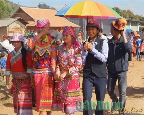 Thiếu nữ Mông nổi bật trong trang phục truyền thống đi chơi hội. Thiếu nữ Mông nổi bật trong trang phục truyền thống đi chơi hội.
