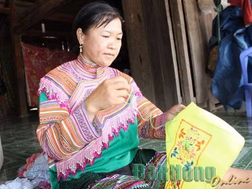 Phụ nữ Mông ở thôn 1, xã Đắk Som thêu trang phục truyền thống. Phụ nữ Mông ở thôn 1, xã Đắk Som thêu trang phục truyền thống.