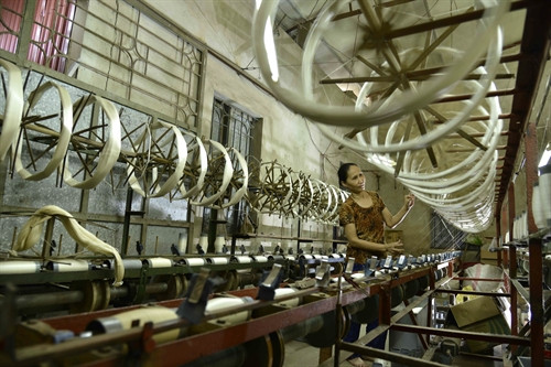 Hệ thống kéo tơ chuẩn bị nguyên liệu cho nghề dệt của một hộ gia đình ở Nha Xá.