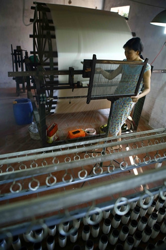 Khâu mắc cửi tại một cơ sở sản xuất làng Nha Xá.