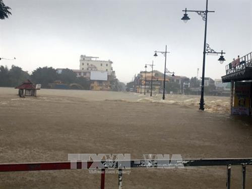 Khu vực Đập Đá nước ngập sâu phải rào chắn để cấm người qua lại. Ảnh: Quốc Việt - TTXVN Khu vực Đập Đá nước ngập sâu phải rào chắn để cấm người qua lại. Ảnh: Quốc Việt - TTXVN