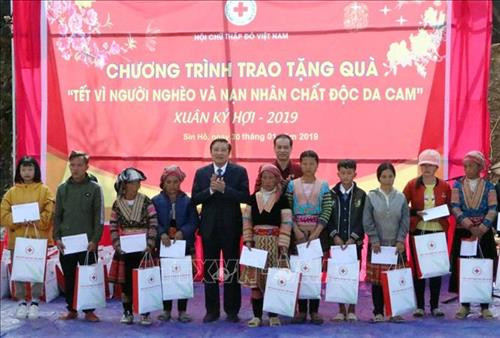Trưởng Ban Nội chính Trung ương Phan Đình Trạc tặng quà Tết cho các hộ nghèo, gia đình chính sách, gia đình bị lũ lụt tại xã Làng Mô, huyện Sìn Hồ, tỉnh Lai Châu. Ảnh: Việt Hoàng - TTXVN Trưởng Ban Nội chính Trung ương Phan Đình Trạc tặng quà Tết cho các hộ nghèo, gia đình chính sách, gia đình bị lũ lụt tại xã Làng Mô, huyện Sìn Hồ, tỉnh Lai Châu. Ảnh: Việt Hoàng - TTXVN