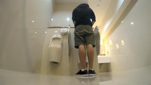 Không được đặt tên ngớ ngẩn cho con: Pháp luật Thụy Sĩ yêu cầu các bậc phụ huynh phải cân nhắc đến tương lai đứa trẻ khi đặt tên cho con. Trong đó, bố mẹ không được phép đặt những tên gọi có thể làm tổn hại tới cuộc sống của đứa trẻ hay xúc phạm một bên nào đó. Ảnh: Travel Mamas. Không được đứng tiểu sau 22h: Điều luật này được áp dụng với nam giới, do hành động này gây ra quá nhiều tiếng động và có thể khiến các công dân khác tỉnh giấc. Ngoài ra, một số khu nhà còn quy định không được xả toilet sau 22h để tránh ảnh hưởng tới người cùng khu. Sau “giờ vàng” này, nếu sập cửa ôtô mạnh, bạn cũng sẽ bị phạt. Ảnh: Shutterstock. Phải đóng thuế cho chó: Ở Thụy Sĩ, chủ nhân phải đóng thuế cho cún cưng của mình. Một số bang thu mức thuế chung, số khác quy định thuế theo kích cỡ và trọng lượng của con vật. Ảnh: Switzerland Tourism. Phải có bạn chơi cho thú nuôi: Từ năm 2005, Thụy Sĩ đã thông qua luật đảm bảo rằng những “động vật xã hội” (ví dụ như chuột lang hay cá vàng) phải có bạn cùng loài và không bị nhốt trong lồng quá nhỏ. Ảnh: Fact Retriever. Không được tái chế vào chủ nhật: Người Thụy Sĩ tự hào là một trong những quốc gia giỏi tái chế nhất thế giới. Tuy nhiên, nếu đem rác thải cần tái chế bỏ vào các thùng công cộng trong ngày chủ nhật, bạn sẽ bị phạt tiền và bị tạm giam vài ngày. Ảnh: Newly Swissed. Không được xén cỏ vào chủ nhật: Đây là một phần trong chiến dịch chống tiếng ồn quá mức. Trong đó, người dân không được sử dụng máy xén cỏ vào chủ nhật để tránh gây ồn ào, phá hỏng ngày nghỉ ngơi của người khác. Việc tự rửa xe ở nhà vào ngày cuối tuần cũng bị cấm. Ảnh: Askmen. Phải có nơi trú ẩn tránh hạt nhân: Mọi ngôi nhà ở Thụy Sĩ đều phải có hoặc có khả năng tiếp cận một khu tránh bom nguyên tử. Ảnh: Daily Mail. Cấm tuyên chiến với nước khác: Theo luật pháp quy định, không công dân Thụy Sĩ nào có quyền tuyên bố chiến tranh với các quốc gia khác. Ảnh: The Atlantic.