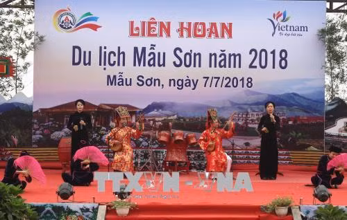 Một tiết mục biểu diễn nghệ thuật quần chúng. Ảnh: Quang Duy - TTXVN