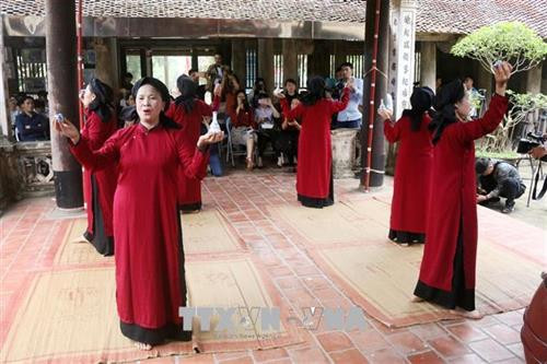Ngày 4/4/2018, tại Miếu Lãi Lèn, Sở Văn hóa - Thể thao và Du lịch tỉnh Phú Thọ phối hợp với UBND thành phố Việt Trì tổ chức lễ công bố sản phẩm du lịch “Hát Xoan làng cổ” và tour du lịch hằng ngày Hà Nội - Phú Thọ. Ảnh: Trung Kiên - TTXVN Ngày 4/4/2018, tại Miếu Lãi Lèn, Sở Văn hóa - Thể thao và Du lịch tỉnh Phú Thọ phối hợp với UBND thành phố Việt Trì tổ chức lễ công bố sản phẩm du lịch “Hát Xoan làng cổ” và tour du lịch hằng ngày Hà Nội - Phú Thọ. Ảnh: Trung Kiên - TTXVN