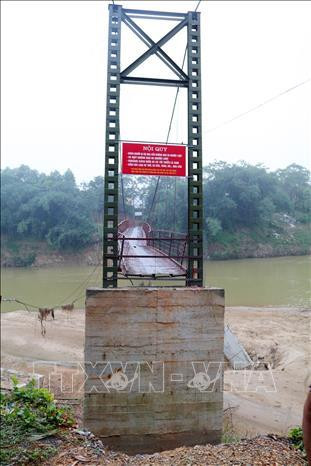 Cầu treo Bến Gạo thuộc xã Văn Luông, huyện Tân Sơn, tỉnh Phú Thọ bị mưa lũ làm hư hỏng nặng. Ảnh: Trung Kiên – TTXVN Cầu treo Bến Gạo thuộc xã Văn Luông, huyện Tân Sơn, tỉnh Phú Thọ bị mưa lũ làm hư hỏng nặng. Ảnh: Trung Kiên – TTXVN