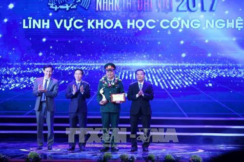 Ông Võ Văn Thưởng, Ủy viên Bộ Chính trị, Bí thư Trung ương Đảng, Trưởng ban Tuyên giáo Trung ương và Bộ trưởng Bộ Khoa học và Công nghệ Chu Ngọc Anh trao giải cho tác giả đoạt giải trong lĩnh vực Khoa học và Công nghệ. Ảnh: Minh Quyết - TTXVN Ông Võ Văn Thưởng, Ủy viên Bộ Chính trị, Bí thư Trung ương Đảng, Trưởng ban Tuyên giáo Trung ương và Bộ trưởng Bộ Khoa học và Công nghệ Chu Ngọc Anh trao giải cho tác giả đoạt giải trong lĩnh vực Khoa học và Công nghệ. Ảnh: Minh Quyết - TTXVN