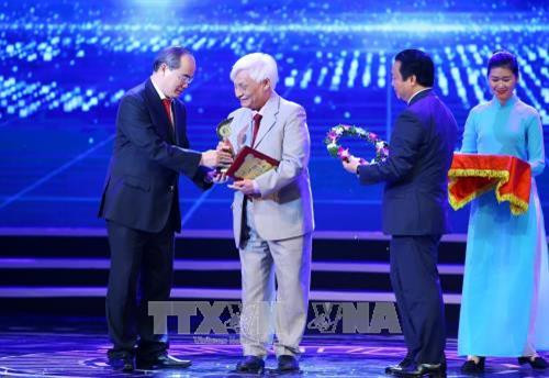 Ông Nguyễn Thiện Nhân, Ủy viên Bộ Chính trị, Bí thư Thành uỷ TP HCM và Bộ trưởng Bộ Tài Nguyên và Môi trường Trần Hồng Hà trao giải cho tác giả đoạt giải về lĩnh vực Môi trường. Ảnh: Minh Quyết – TTXVN Ông Nguyễn Thiện Nhân, Ủy viên Bộ Chính trị, Bí thư Thành uỷ TP HCM và Bộ trưởng Bộ Tài Nguyên và Môi trường Trần Hồng Hà trao giải cho tác giả đoạt giải về lĩnh vực Môi trường. Ảnh: Minh Quyết – TTXVN