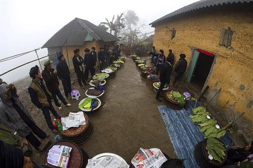 Thầy mo chuẩn bị lễ Các gia đình mang lễ đến Vào vị trí theo sắp xếp của người phụ lễ Đồng loạt mở lễ Thầy mo và phụ lễ cúng đầu tiên Các gia đình lần lượt cúng Các gia đình thay nhau mời rượu Phụ nữ và trẻ em ăn uống trong nhà