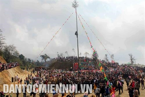 Du khách và đồng bào dân tộc cùng tham gia thi trèo cây tre tại lễ hội Gầu Tào đầu Xuân 2019. Ảnh: Việt Hoàng