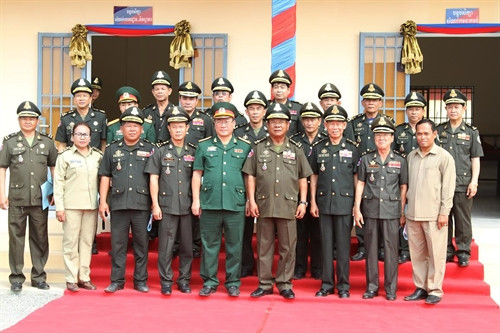 Các đại biểu chụp ảnh lưu niệm. Ảnh: Chí Hùng - Minh Hưng - Chanh Đa -TTXVN