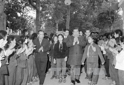 Quốc trưởng Campuchia Samdech Norodom Sihanouk thăm Câu lạc bộ Thiếu niên Hà Nội trong chuyến thăm chính thức Việt Nam (26/1 - 9/2/1971). Ảnh: Tư liệu TTXVN Quốc trưởng Campuchia Samdech Norodom Sihanouk thăm Câu lạc bộ Thiếu niên Hà Nội trong chuyến thăm chính thức Việt Nam (26/1 - 9/2/1971). Ảnh: Tư liệu TTXVN