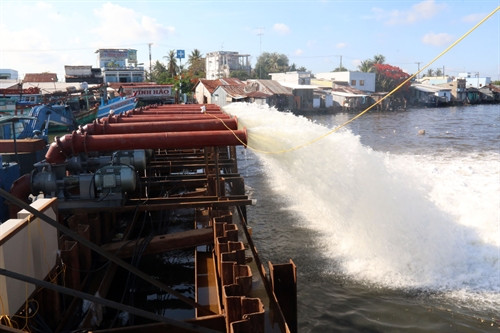 Lắp đặt máy bơm điện vận hành bơm hút tại con đập trên sông Kiên, phường Vĩnh Thanh, thành phố Rạch Giá. Lắp đặt máy bơm điện vận hành bơm hút tại con đập trên sông Kiên, phường Vĩnh Thanh, thành phố Rạch Giá.
