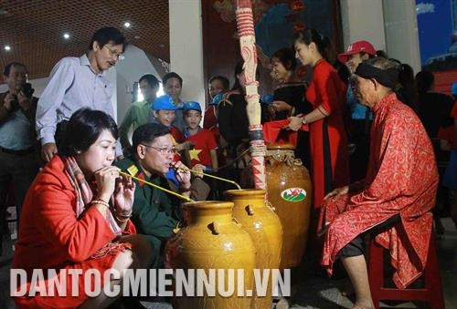 Đồng bào, người thân trong gia đình cùng uống rượu cần chia vui với chủ lễ. Ảnh: Phạm Cường - DTMN Đồng bào, người thân trong gia đình cùng uống rượu cần chia vui với chủ lễ. Ảnh: Phạm Cường - DTMN