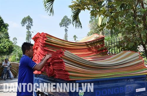 Làng thớt Định An, huyện Lấp Vò (Đồng Tháp) lại nhộn nhịp với tiếng cưa, tiếng đục vào những ngày đầu xuân mới Làng chiếu Định Yên, huyện Lấp Vò (Đồng Tháp) luôn tấp nập với các hoạt động gia công, mua bán chiếu. Ảnh: Chương Đài - DTMN
