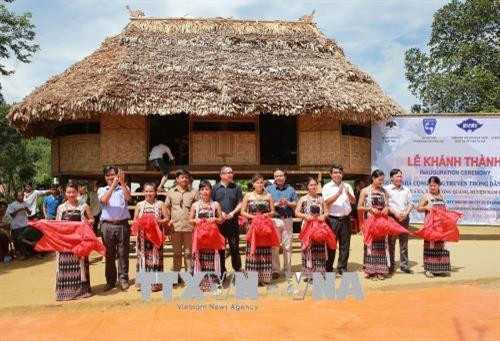 Lễ cắt băng khánh thành nhà Gươl. Ảnh: Hồ Cầu-TTXV Lễ cắt băng khánh thành nhà Gươl. Ảnh: Hồ Cầu-TTXV