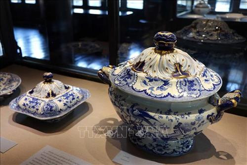 Vật dụng sinh hoạt cung đình. Ảnh: Đỗ Trưởng - TTXVN