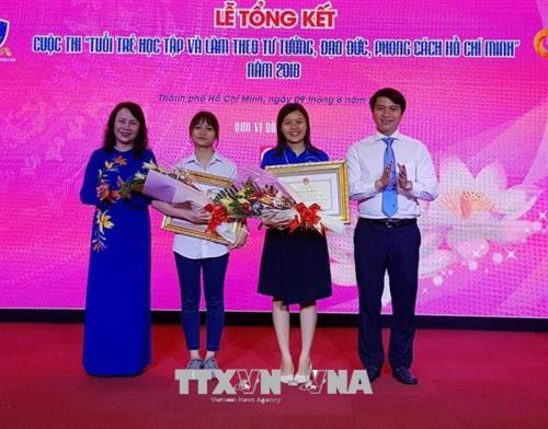 Thứ trưởng Bộ Giáo dục và Đào tạo Nguyễn Thị Nghĩa (trái), Bí thư Trung ương Đoàn Nguyễn Ngọc Lương (phải) trao giải Nhất cuộc thi cho thí sinh. Ảnh: Thu Hoài - TTXVN