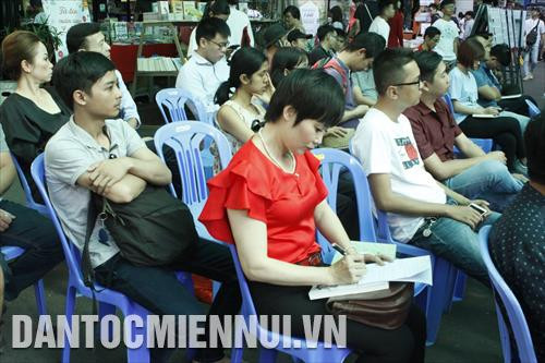 Quang cảnh buổi tọa đàm ra mắt sách Lịch sử doanh nghiệp và công nghiệp ở Sài Gòn và Nam Kỳ từ giữa thế kỷ XIX đến năm 1945