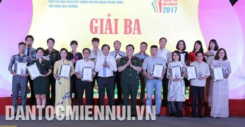Ông Thuận Hữu, Ủy viên Trung ương Đảng, Phó Trưởng ban Tuyên giáo Trung ương, Tổng Biên tập Báo Nhân dân và Thượng tướng Nguyễn Trọng Nghĩa, Ủy viên Trung ương Đảng, Phó Chủ nhiệm Tổng cục chính trị Quân đội nhân dân Việt Nam trao giải Ba cho các tác giả. Ảnh: Nam Sương Ông Thuận Hữu, Ủy viên Trung ương Đảng, Phó Trưởng ban Tuyên giáo Trung ương, Tổng Biên tập Báo Nhân dân và Thượng tướng Nguyễn Trọng Nghĩa, Ủy viên Trung ương Đảng, Phó Chủ nhiệm Tổng cục chính trị Quân đội nhân dân Việt Nam trao giải Ba cho các tác giả. Ảnh: Nam Sương