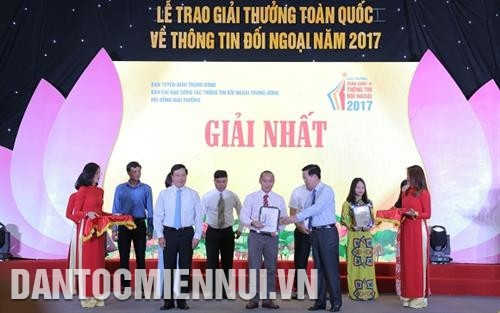 Phó Thủ tướng Chính phủ Phạm Bình Minh và Trưởng Ban Tuyên giáo Trung ương Võ Văn Thưởng trao giải Nhất cho đại diện nhóm tác giả thuộc Báo ảnh Dân tộc và Miền núi (TTXVN). Ảnh: Nam Sương Phó Thủ tướng Chính phủ Phạm Bình Minh và Trưởng Ban Tuyên giáo Trung ương Võ Văn Thưởng trao giải Nhất cho đại diện nhóm tác giả thuộc Báo ảnh Dân tộc và Miền núi (TTXVN). Ảnh: Nam Sương