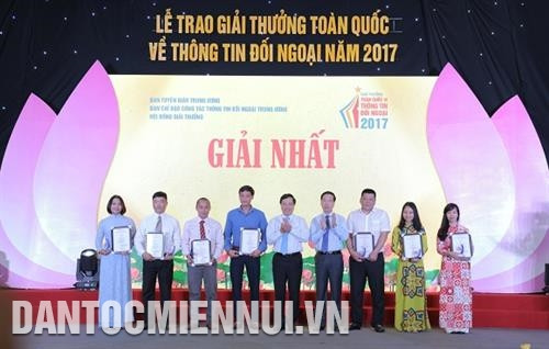 Phó Thủ tướng Chính phủ Phạm Bình Minh và Trưởng Ban Tuyên giáo Trung ương Võ Văn Thưởng trao giải Nhất cho các tác giả. Ảnh: Nam Sương Phó Thủ tướng Chính phủ Phạm Bình Minh và Trưởng Ban Tuyên giáo Trung ương Võ Văn Thưởng trao giải Nhất cho các tác giả. Ảnh: Nam Sương