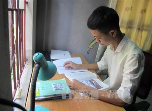 Ước mơ được đi du học, trở thành nhà kinh tế là động lực để em Trần Bùi Xuân Dự, lớp 12B1, trường Trung học phổ thông Kim Sơn A, huyện Kim Sơn, tỉnh Ninh Bình luôn phấn đấu, vươn lên trong học tập. Ước mơ được đi du học, trở thành nhà kinh tế là động lực để em Trần Bùi Xuân Dự, lớp 12B1, trường Trung học phổ thông Kim Sơn A, huyện Kim Sơn, tỉnh Ninh Bình luôn phấn đấu, vươn lên trong học tập.