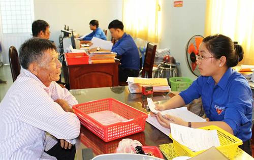 Trung tâm Hành chính công cấp huyện được thành lập bước đầu tạo sự hài lòng của tổ chức, cá nhân khi đến thực hiện các thủ tục hành chính. Ảnh: Báo Long An online