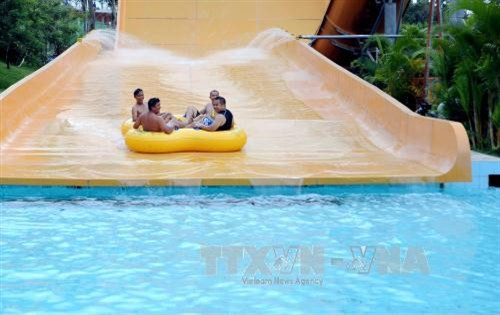 Khu liên hợp nghỉ dưỡng – giải trí Vinpearl Phú Quốc thuộc Tập đoàn Vingroup có tổng diện tích trên 300ha; quần thể nghỉ dưỡng – giải trí 5 sao theo tiêu chuẩn quốc tế đầu tiên và quy mô lớn nhất trên đảo. Ảnh: An Hiếu – TTXVN. Khu liên hợp nghỉ dưỡng – giải trí Vinpearl Phú Quốc thuộc Tập đoàn Vingroup có tổng diện tích trên 300ha; quần thể nghỉ dưỡng – giải trí 5 sao theo tiêu chuẩn quốc tế đầu tiên và quy mô lớn nhất trên đảo. Ảnh: An Hiếu – TTXVN.