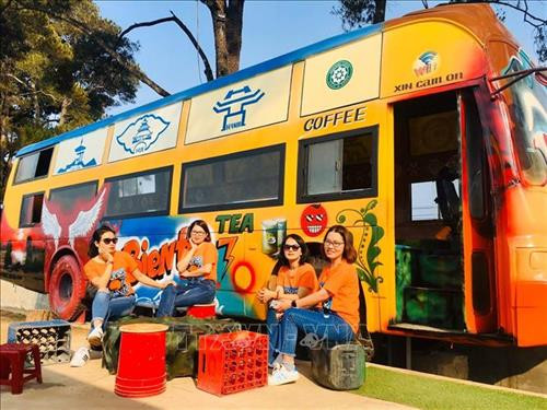 Du khách chụp ảnh lưu niệm tại xe cà phê lưu động được trang trí bắt mắt. Ảnh: Hồng Điệp – TTXVN Du khách chụp ảnh lưu niệm tại xe cà phê lưu động được trang trí bắt mắt. Ảnh: Hồng Điệp – TTXVN