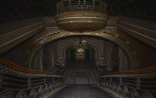 Casino có lịch sử lâu đời này bị bỏ hoang từ năm 1990. Nằm ở Constanta trên bờ Biển Đen, thành phố cổ nhất có người sinh sống của Romania, tòa nhà này được khánh thành vào năm 1910. Nhiếp ảnh gia Knyel đã được hội đồng thành phố cho phép khám phá nơi này và ghi lại những bức ảnh ấn tượng. Tòa nhà được xây dựng theo phong cách Art Nouveau và là công trình của kiến trúc sư lừng danh Daniel Renard. Casino này là nơi ở của nhà Romanovs vào năm 1914 và là bệnh viện trong Thế chiến I. Năm 1917, nơi này được mở cửa trở lại dưới vai trò một casino, trước khi bị đánh bom trong Thế chiến II. Luật cấm cờ bạc chấm dứt những ngày tháng làm sòng bài của nơi này. Tòa nhà trở thành nhà hàng và quán bar trong khoảng từ 1950 đến 1980. Đợt sửa chữa cuối cùng là vào năm 1988. Do chi phí vận hành và bảo trì quá lớn, công trình này đã bị bỏ hoang từ năm 1990. Đầu năm 2018, nơi đây được đưa vào danh sách các khu du sản đang bị đe dọa nhất châu Âu. Theo Kynel, châu Âu không có nhiều công trình như thế này. Cazinoul din Constanta có không khí rất đặc biệt. Hiện tại, tòa nhà rơi vào tình trạng đổ nát, trần đầy rêu mốc, tường lở và cửa sổ vỡ. Dù vậy, khách tham quan vẫn có thể hình dung quá khứ vàng son của chúng. Casino có lịch sử lâu đời này bị bỏ hoang từ năm 1990. Nằm ở Constanta trên bờ Biển Đen, thành phố cổ nhất có người sinh sống của Romania, tòa nhà này được khánh thành vào năm 1910. Nhiếp ảnh gia Knyel đã được hội đồng thành phố cho phép khám phá nơi này và ghi lại những bức ảnh ấn tượng. Tòa nhà được xây dựng theo phong cách Art Nouveau và là công trình của kiến trúc sư lừng danh Daniel Renard. Casino này là nơi ở của nhà Romanovs vào năm 1914 và là bệnh viện trong Thế chiến I. Năm 1917, nơi này được mở cửa trở lại dưới vai trò một casino, trước khi bị đánh bom trong Thế chiến II. Luật cấm cờ bạc chấm dứt những ngày tháng làm sòng bài của nơi này. Tòa nhà trở thành nhà hàng và quán bar trong khoảng từ 1950 đến 1980. Đợt sửa chữa cuối cùng là vào năm 1988. Do chi phí vận hành và bảo trì quá lớn, công trình này đã bị bỏ hoang từ năm 1990. Đầu năm 2018, nơi đây được đưa vào danh sách các khu du sản đang bị đe dọa nhất châu Âu. Theo Kynel, châu Âu không có nhiều công trình như thế này. Cazinoul din Constanta có không khí rất đặc biệt. Hiện tại, tòa nhà rơi vào tình trạng đổ nát, trần đầy rêu mốc, tường lở và cửa sổ vỡ. Dù vậy, khách tham quan vẫn có thể hình dung quá khứ vàng son của chúng.