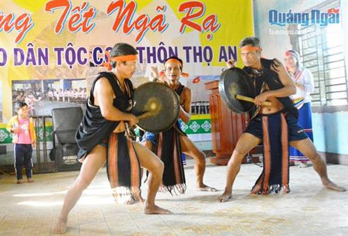 Đấu chiêng, là tiết mục không thể thiếu trong tết ngã rạ. Ảnh: baoquangngai.vn Đấu chiêng, là tiết mục không thể thiếu trong tết ngã rạ. Ảnh: baoquangngai.vn