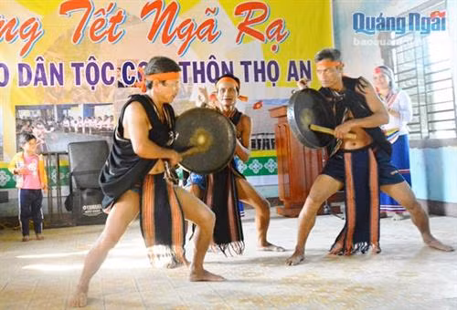 Đấu chiêng, là tiết mục không thể thiếu trong tết ngã rạ. Ảnh: baoquangngai.vn